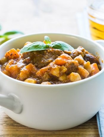 Gulasz wołowy z cieciorką przepis | Imbirowy Garnek