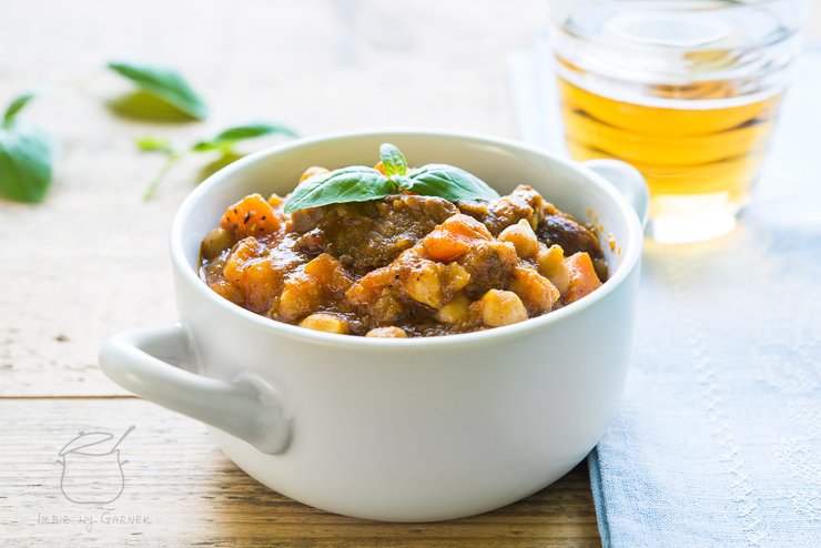 Gulasz wołowy z cieciorką przepis | Imbirowy Garnek