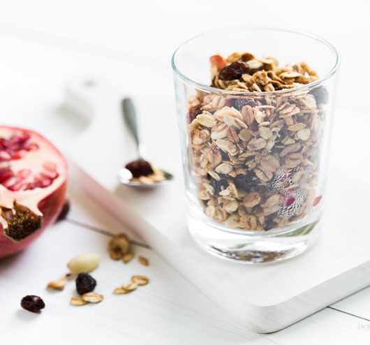 Granola z granatem przepis | Desery | Imbirowy Garnek