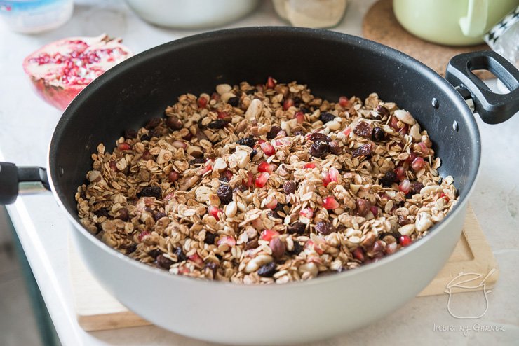 Granola z granatem przepis | Desery | Imbirowy Garnek
