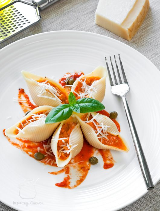 Przepis na conchiglioni nadziewane łososiem | Imbirowy Garnek