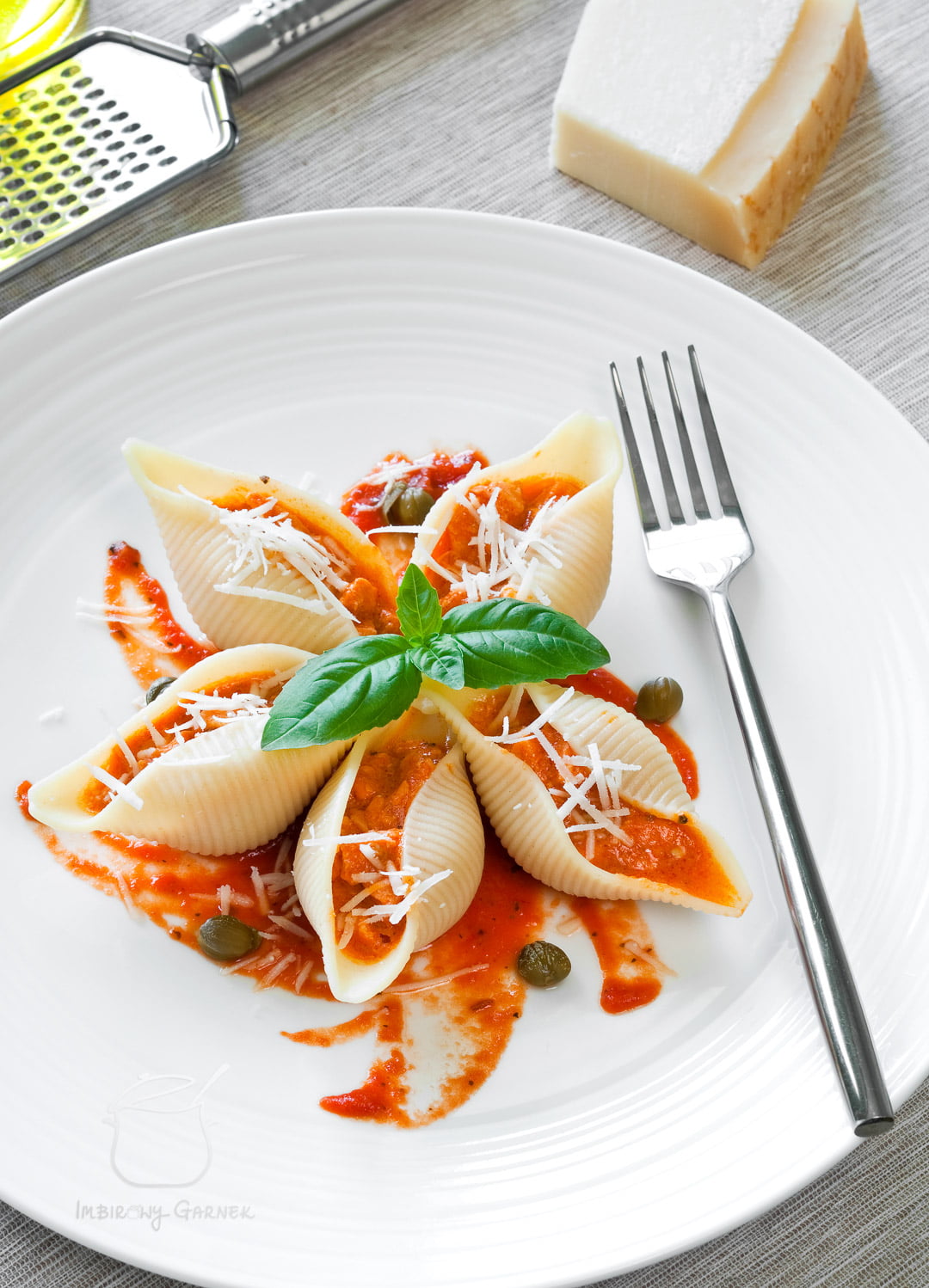 Przepis na conchiglioni nadziewane łososiem | Imbirowy Garnek