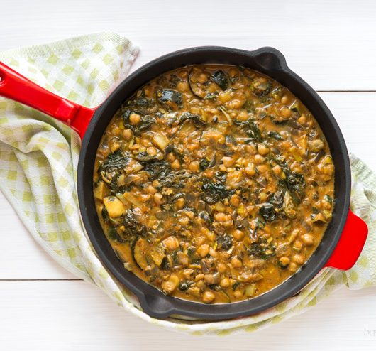 Curry z cukinią, szpinakiem i cieciorką | Przepis | Imbirowy Garnek