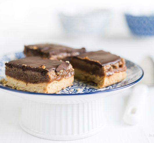 Przepis na Ciastka z karmelem daktylowym i masłem orzechowym | Imbirowy Garnek