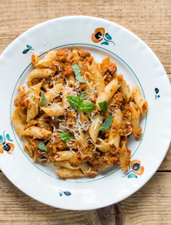 Przepis na makaron penne w sosie pomidorowym z białą kiełbasą | Imbirowy Garnek