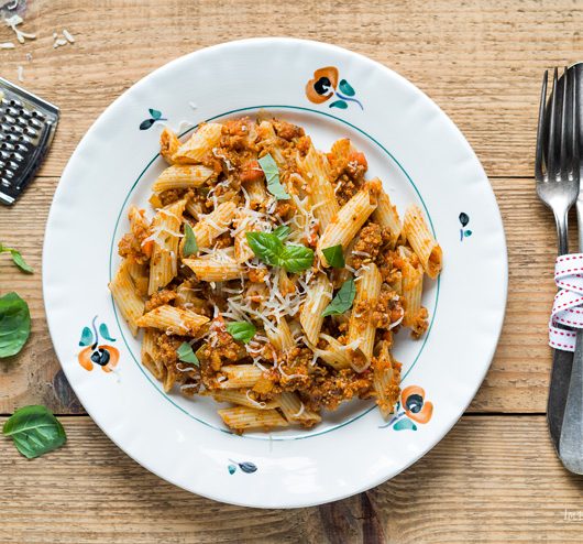 Przepis na makaron penne w sosie pomidorowym z białą kiełbasą | Imbirowy Garnek