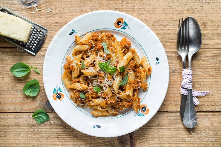 Przepis na makaron penne w sosie pomidorowym z białą kiełbasą | Imbirowy Garnek