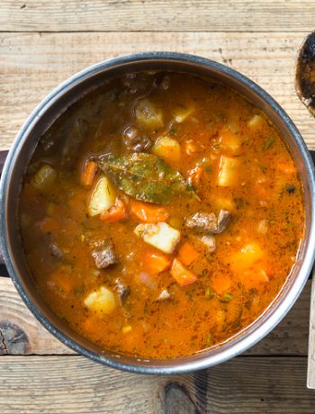 Zupa gulaszowa | Przepis | Imbirowy Garnek