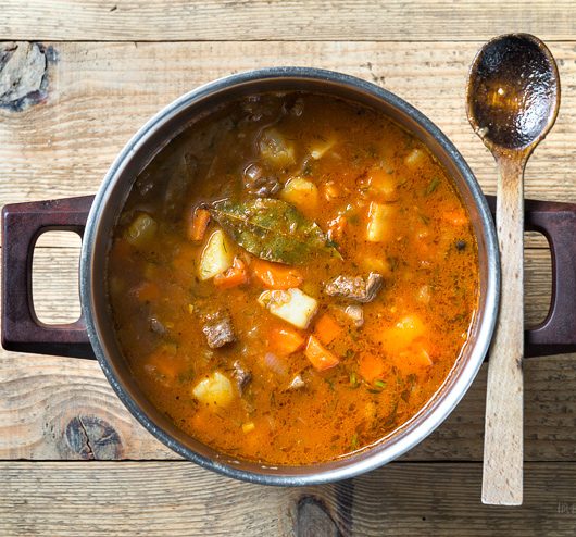 Zupa gulaszowa | Przepis | Imbirowy Garnek