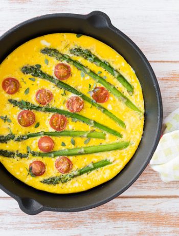 Frittata ze szparagami | Przepis | Imbirowy Garnek