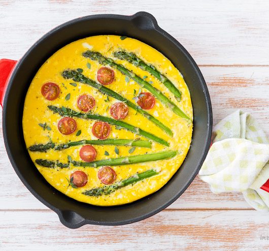Frittata ze szparagami | Przepis | Imbirowy Garnek