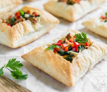 Kurki duszone ze szpinakiem na cieście francuskim | Przepis | Imbirowy Garnek