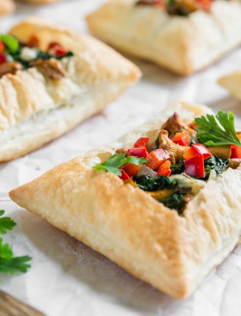 Kurki duszone ze szpinakiem na cieście francuskim | Przepis | Imbirowy Garnek