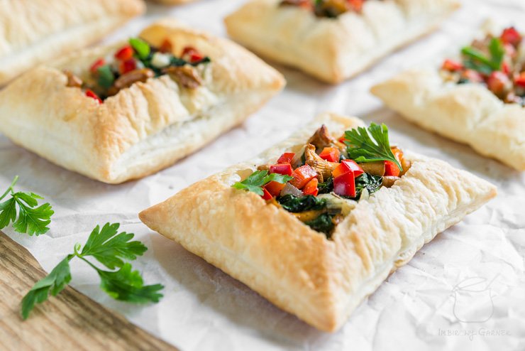 Kurki duszone ze szpinakiem na cieście francuskim | Przepis | Imbirowy Garnek